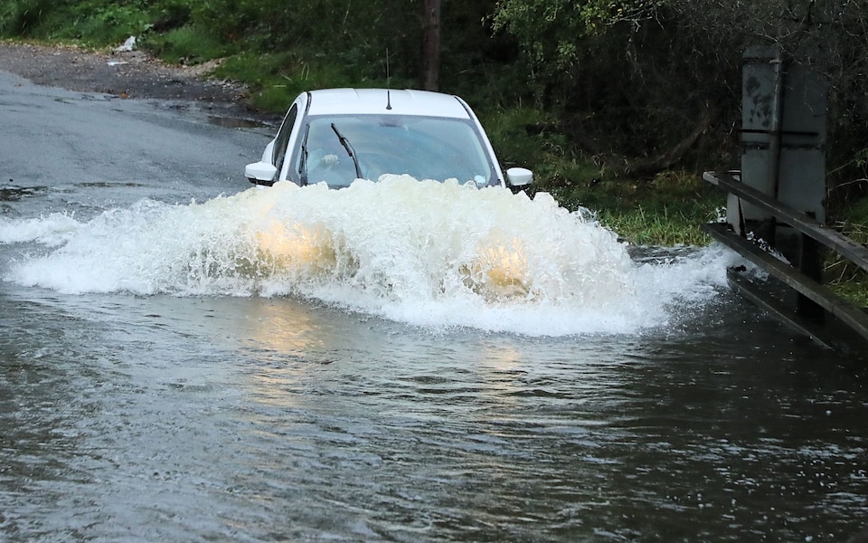 Cơn b&atilde;o với sức gi&oacute; 130 km/h t&agrave;n ph&aacute; nước Anh, một phần cầu t&agrave;u lịch sử 150 năm tuổi đổ sập xuống biển- Ảnh 1.