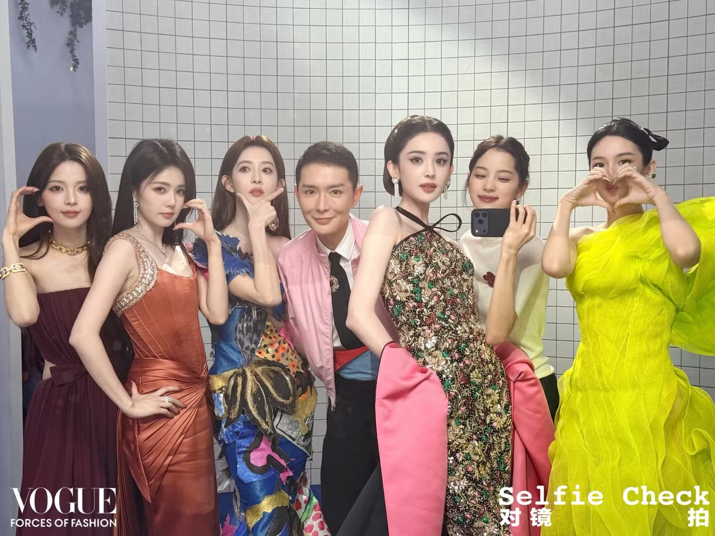 Vogue Forces of Fashionの会場で、花柄ドレスの劉亦菲ら中国の俳優・モデルが並んで撮影に応じる
