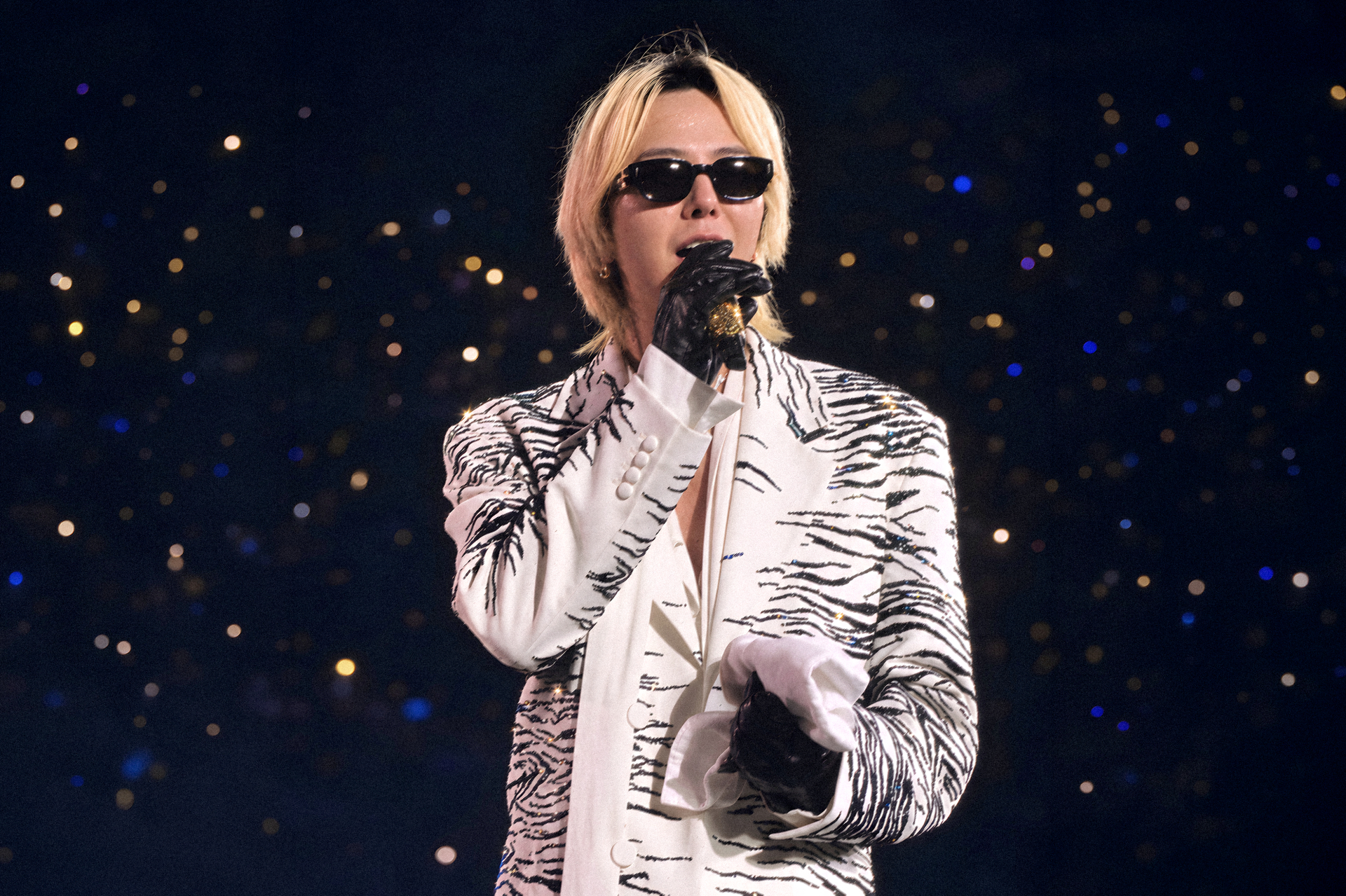 BIGBANG h&eacute;t lớn "H&agrave; Nội ơi", "T&ocirc;i y&ecirc;u c&aacute;c bạn", cuối show kh&ocirc;ng qu&ecirc;n c&uacute;i lạy kh&aacute;n giả- Ảnh 3.