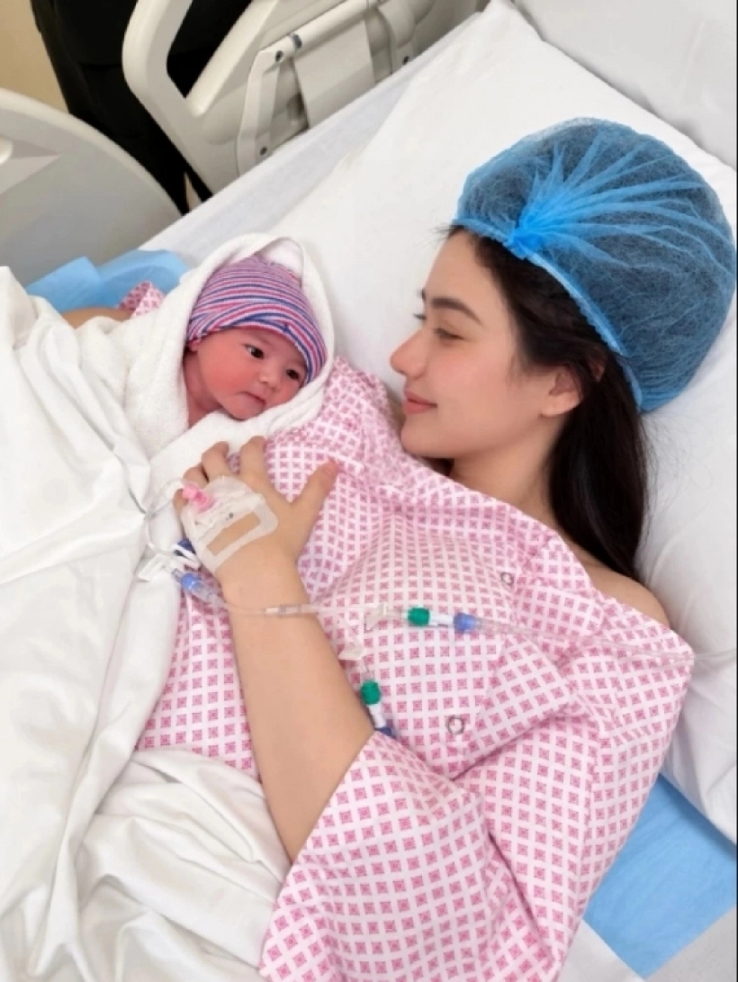 Nữ diễn vi&ecirc;n phim giờ v&agrave;ng hạ sinh con thứ 3 cho đại gia lừa đảo đầu tư tiền số, đang nằm trong bệnh viện VIP ở nước ngo&agrave;i- Ảnh 1.