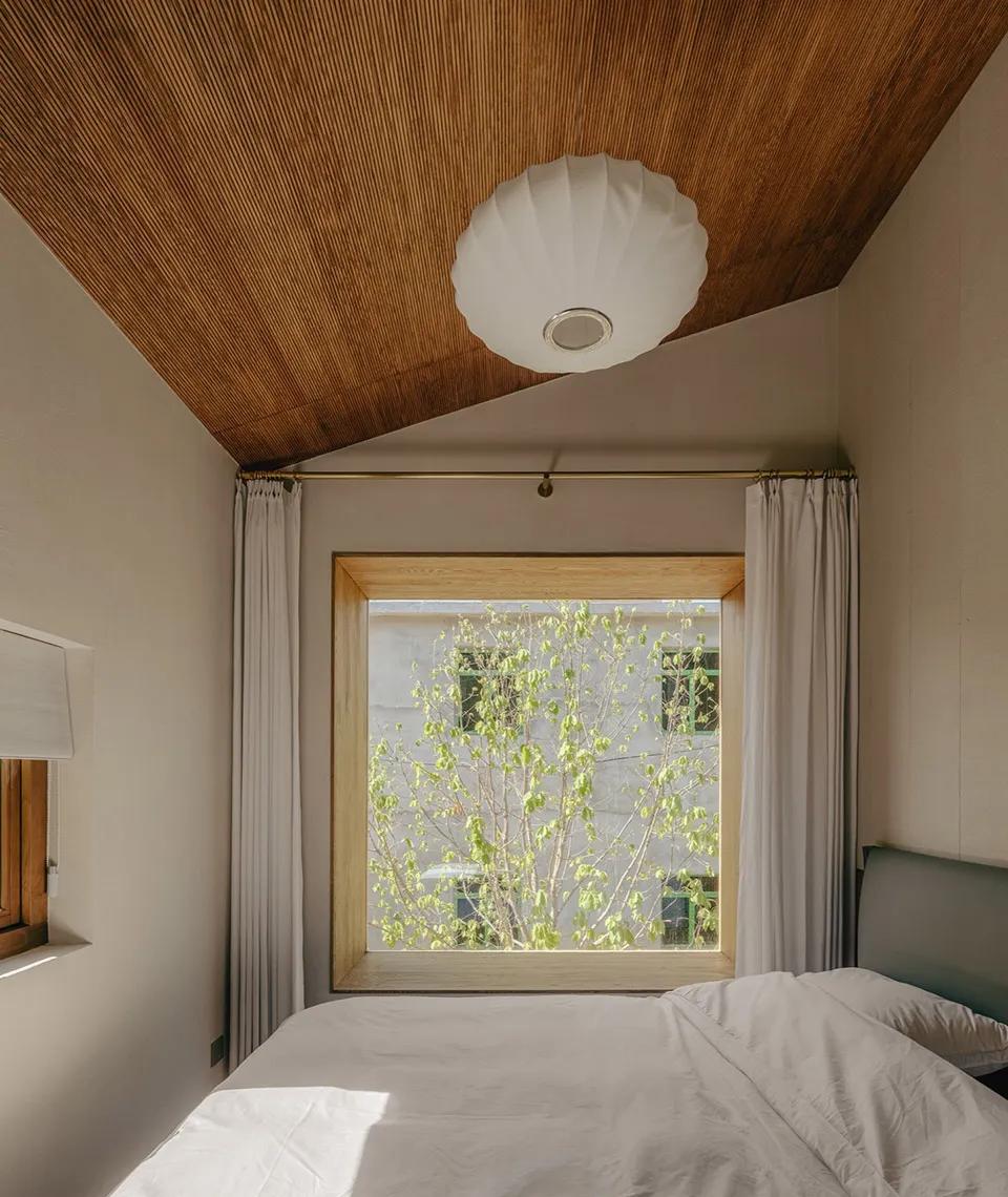 Thu&ecirc; mảnh đất 130m&sup2;, &ocirc;ng bố 50 tuổi cải tạo căn nh&agrave; 70m&sup2; với 15 cửa sổ cho cả đại gia đ&igrave;nh ở: Nh&igrave;n nhỏ nhưng ai đến cũng tưởng rộng 300m&sup2;- Ảnh 15.