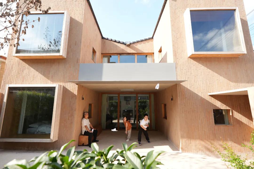 Thu&ecirc; mảnh đất 130m&sup2;, &ocirc;ng bố 50 tuổi cải tạo căn nh&agrave; 70m&sup2; với 15 cửa sổ cho cả đại gia đ&igrave;nh ở: Nh&igrave;n nhỏ nhưng ai đến cũng tưởng rộng 300m&sup2;- Ảnh 1.