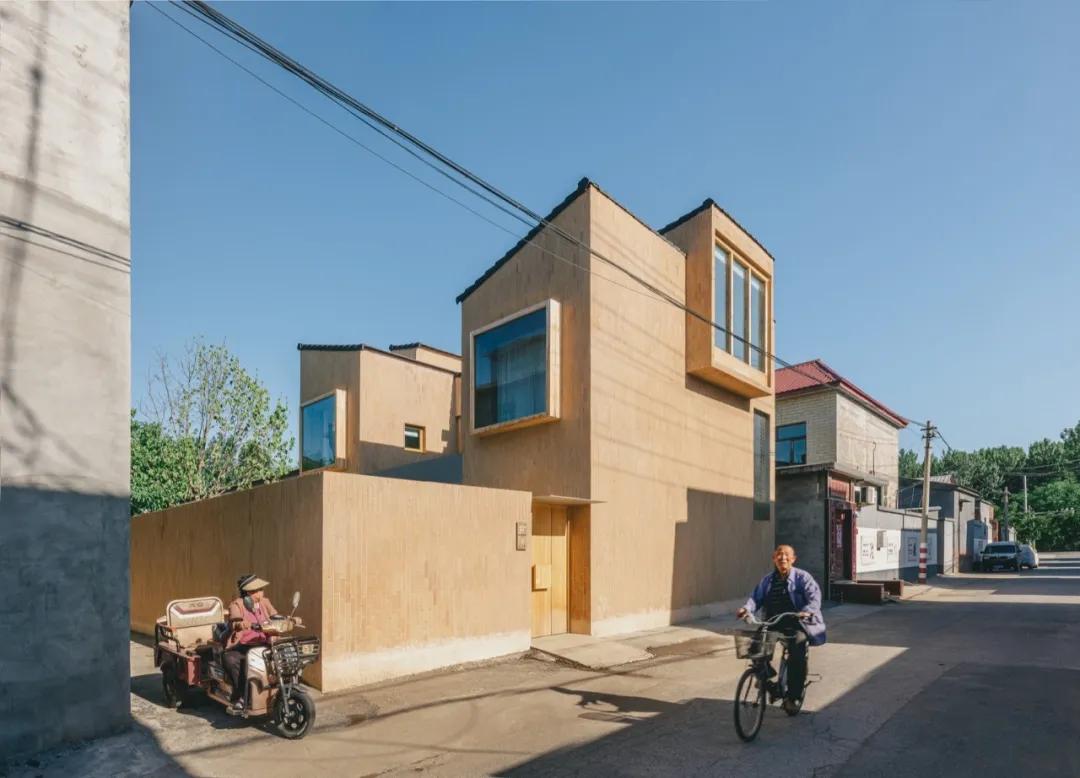 Thu&ecirc; mảnh đất 130m&sup2;, &ocirc;ng bố 50 tuổi cải tạo căn nh&agrave; 70m&sup2; với 15 cửa sổ cho cả đại gia đ&igrave;nh ở: Nh&igrave;n nhỏ nhưng ai đến cũng tưởng rộng 300m&sup2;- Ảnh 23.