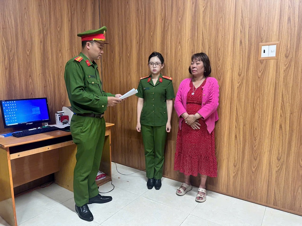 Bắt giữ đối tượng truy n&atilde; Nguyễn Thị Hồng SN 1970- Ảnh 1.