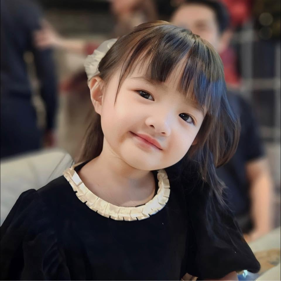 Em b&eacute; Vbiz vừa sinh đ&atilde; c&oacute; bức ảnh 1,5 triệu like: Tiểu thư tập đo&agrave;n nhựa, lớn l&ecirc;n xinh như Chương Nhược Nam- Ảnh 3.