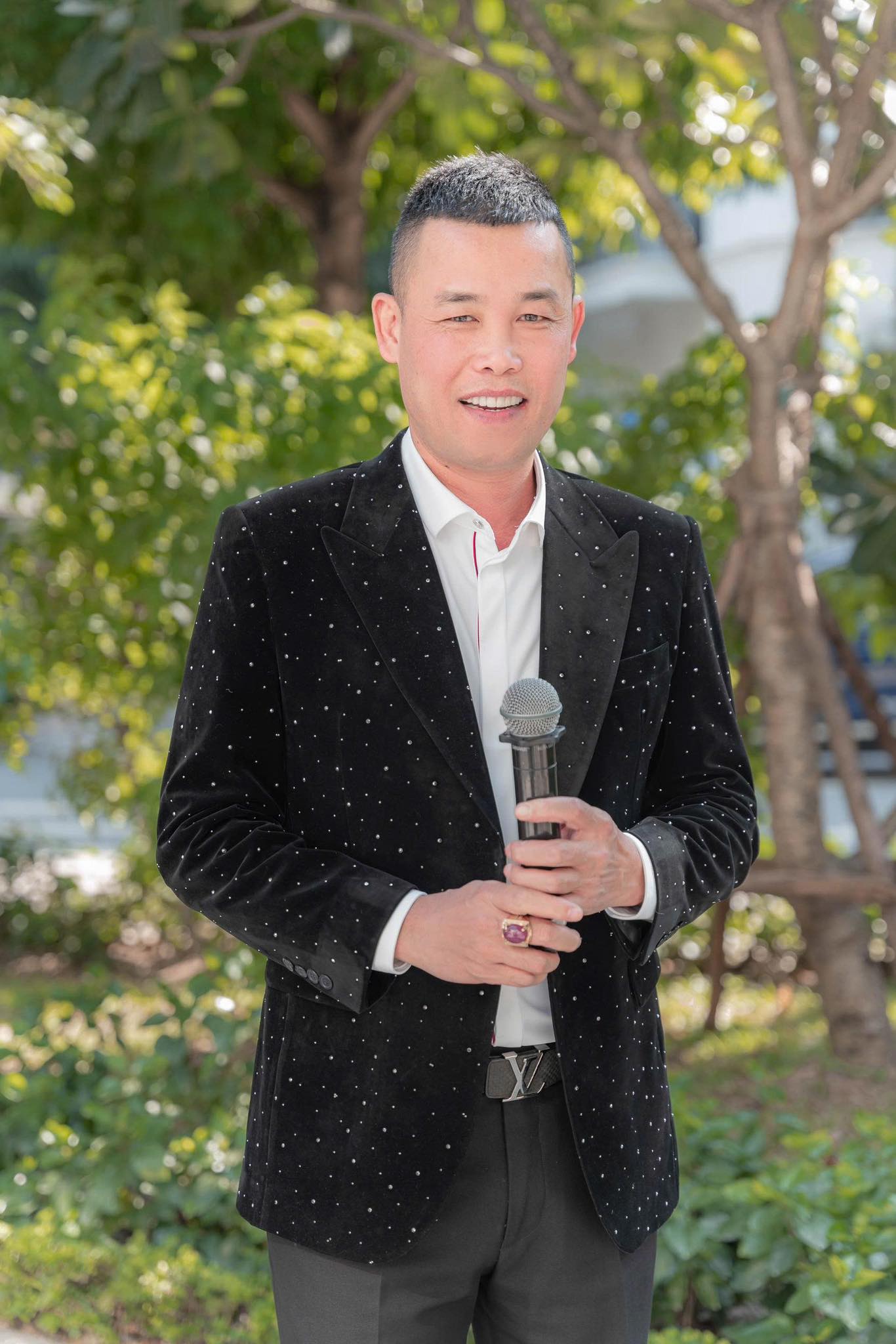 Nghệ sĩ Việt vướng loạt thị phi, thay vợ như thay &aacute;o, U50 kh&ocirc;ng mặn m&agrave; y&ecirc;u đương- Ảnh 5.