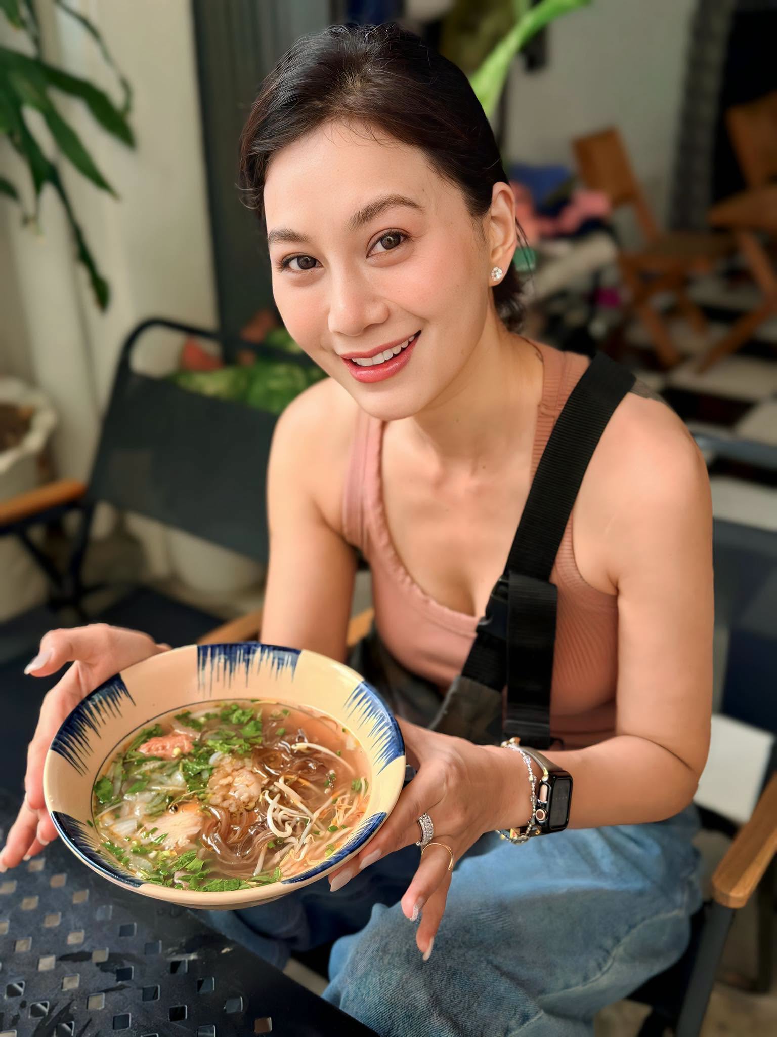 Nữ diễn vi&ecirc;n đạt giải thưởng ch&acirc;u &Aacute; giờ b&aacute;n b&uacute;n b&ograve; ở phường Bảy Hiền (TP.HCM)- Ảnh 3.