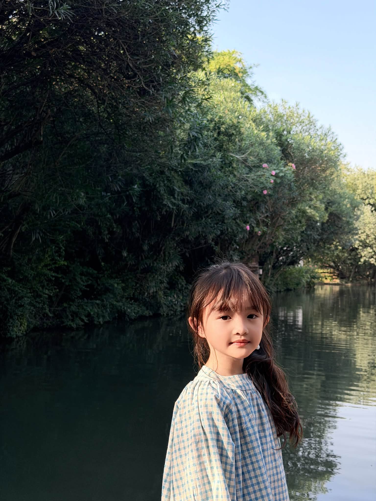 Em b&eacute; Vbiz vừa sinh đ&atilde; c&oacute; bức ảnh 1,5 triệu like: Tiểu thư tập đo&agrave;n nhựa, lớn l&ecirc;n xinh như Chương Nhược Nam- Ảnh 8.