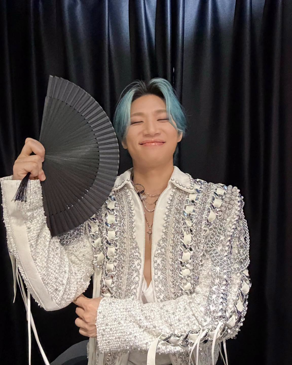 G-Dragon phong c&aacute;ch "b&agrave; ngoại", Daesung vẫy tay ch&agrave;o fan khi về tới kh&aacute;ch sạn, VIP sắp phải tạm biệt BIGBANG rồi sao!- Ảnh 9.
