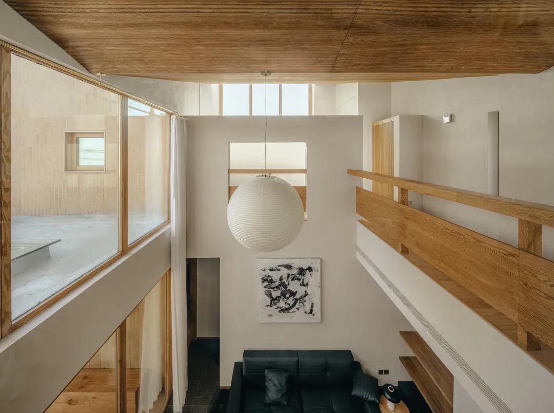 Thu&ecirc; mảnh đất 130m&sup2;, &ocirc;ng bố 50 tuổi cải tạo căn nh&agrave; 70m&sup2; với 15 cửa sổ cho cả đại gia đ&igrave;nh ở: Nh&igrave;n nhỏ nhưng ai đến cũng tưởng rộng 300m&sup2;- Ảnh 7.