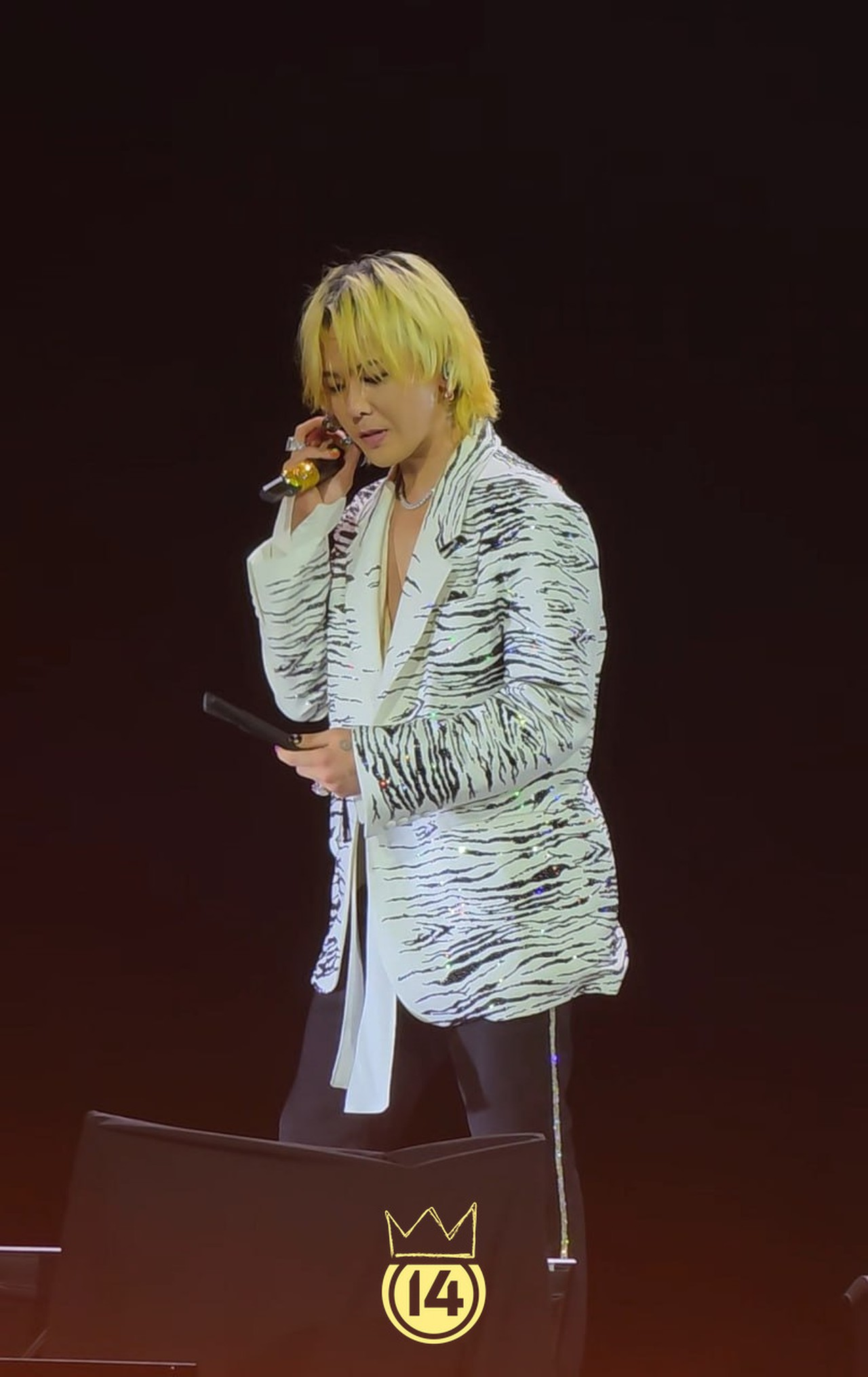 G-Dragon phong c&aacute;ch "b&agrave; ngoại", Daesung vẫy tay ch&agrave;o fan khi về tới kh&aacute;ch sạn, VIP sắp phải tạm biệt BIGBANG rồi sao!- Ảnh 17.