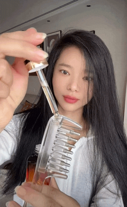 T&oacute;c rụng nhiều, ch&acirc;n t&oacute;c xẹp khi giao m&ugrave;a? &ldquo;Lược tinh chất da đầu&rdquo; đang được nhiều người d&ugrave;ng thử - Ảnh 2.