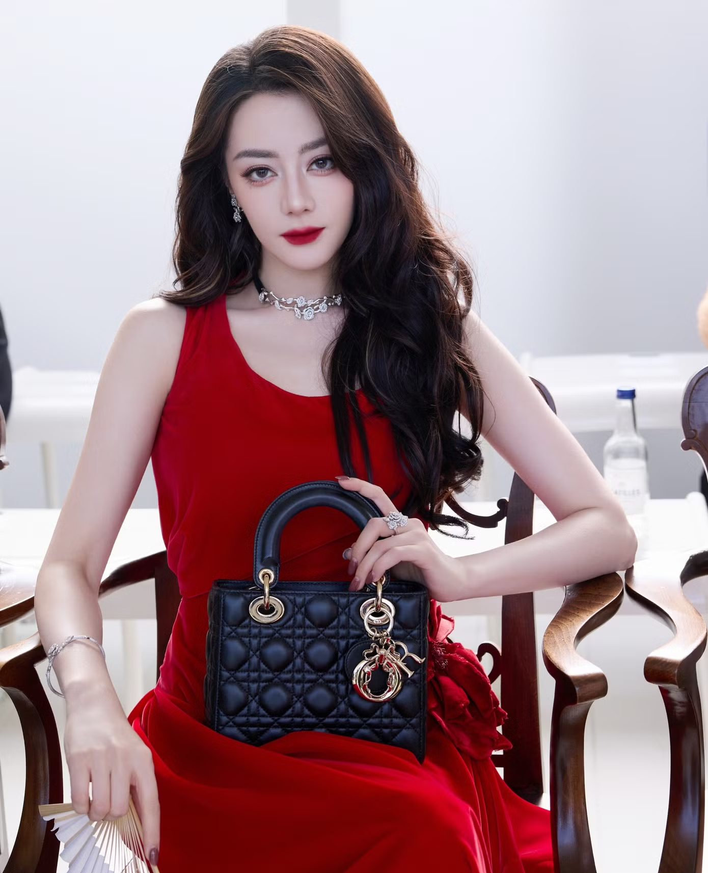 Địch Lệ Nhiệt Ba mắc mưa h&uacute;t 300 triệu người xem, m&oacute;n đồ n&agrave;y bất ngờ g&acirc;y sốt- Ảnh 6.