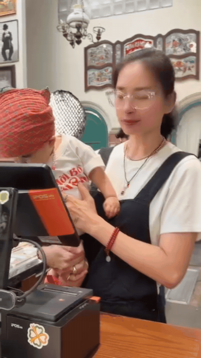 Con g&aacute;i Ng&ocirc; Thanh V&acirc;n 1 tuổi đ&atilde; l&agrave;m đến 8 nghề, th&aacute;i độ &ldquo;tận t&acirc;m&rdquo; khiến ai nấy cười b&ograve;- Ảnh 2.