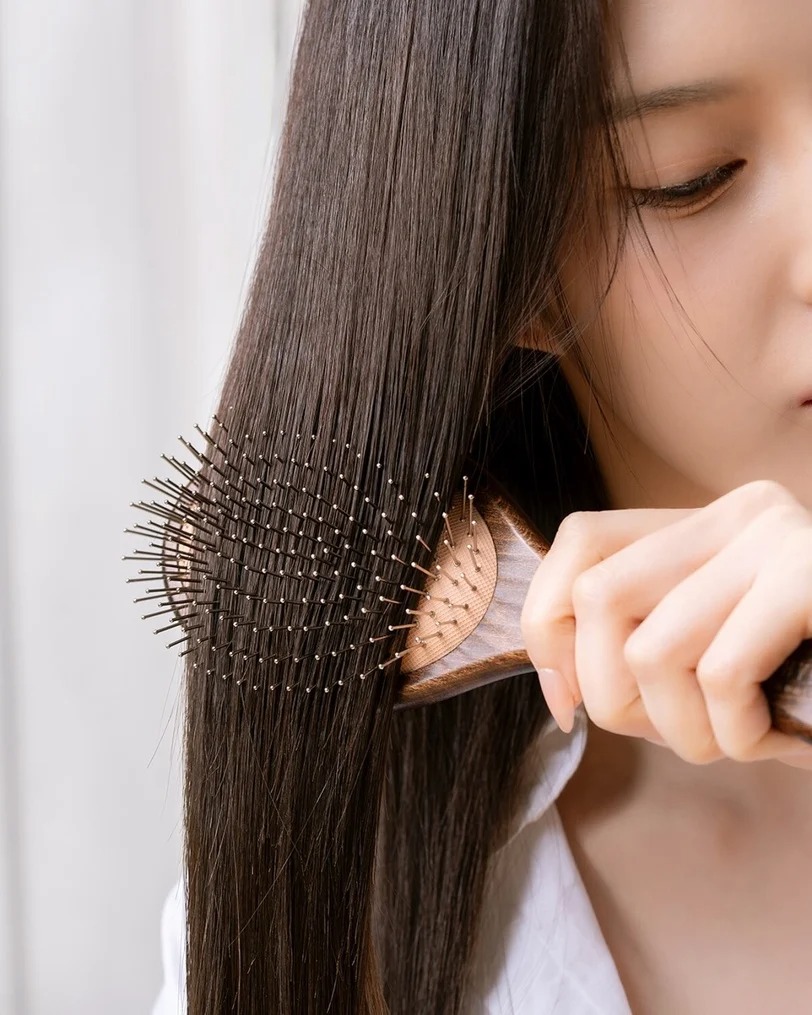 T&oacute;c rụng nhiều, ch&acirc;n t&oacute;c xẹp khi giao m&ugrave;a? &ldquo;Lược tinh chất da đầu&rdquo; đang được nhiều người d&ugrave;ng thử - Ảnh 6.
