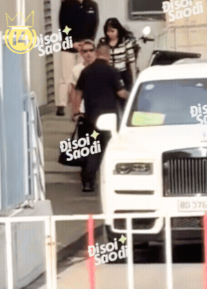 Clip HOT: G-Dragon t&oacute;c v&agrave;ng - n&oacute;n đỏ c&ugrave;ng Taeyang rời kh&aacute;ch sạn, thẳng tiến Mỹ Đ&igrave;nh trước giờ G Day 2 - Ảnh 3.