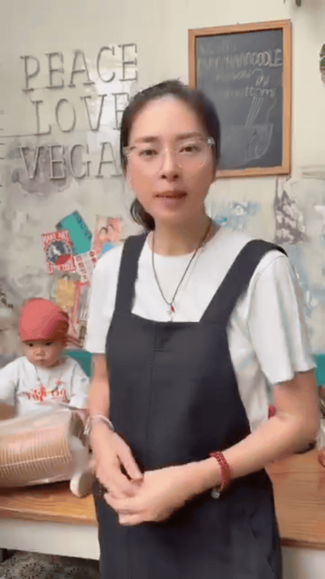 Con g&aacute;i Ng&ocirc; Thanh V&acirc;n 1 tuổi đ&atilde; l&agrave;m đến 8 nghề, th&aacute;i độ &ldquo;tận t&acirc;m&rdquo; khiến ai nấy cười b&ograve;- Ảnh 3.
