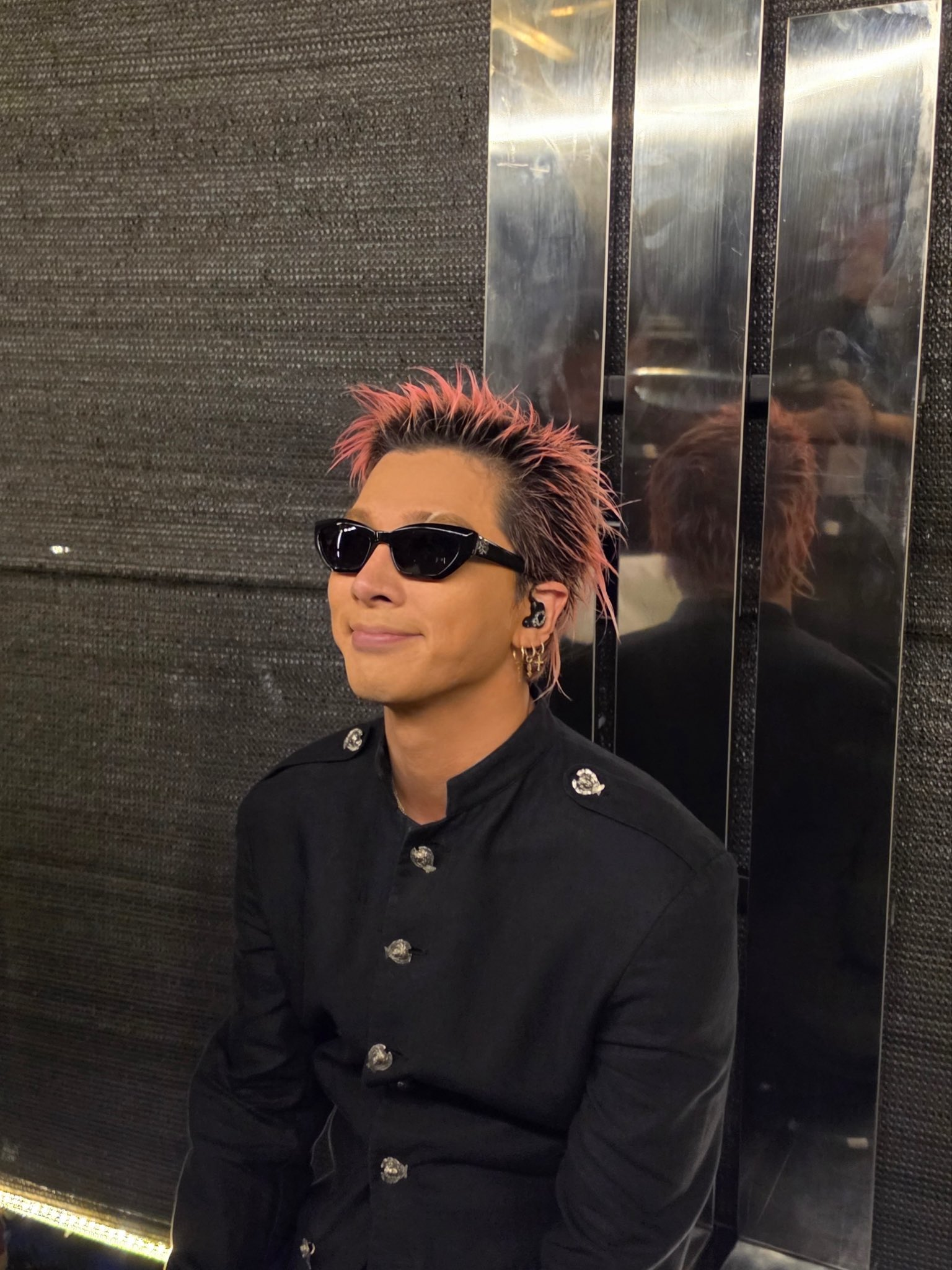 G-Dragon phong c&aacute;ch "b&agrave; ngoại", Daesung vẫy tay ch&agrave;o fan khi về tới kh&aacute;ch sạn, VIP sắp phải tạm biệt BIGBANG rồi sao!- Ảnh 16.