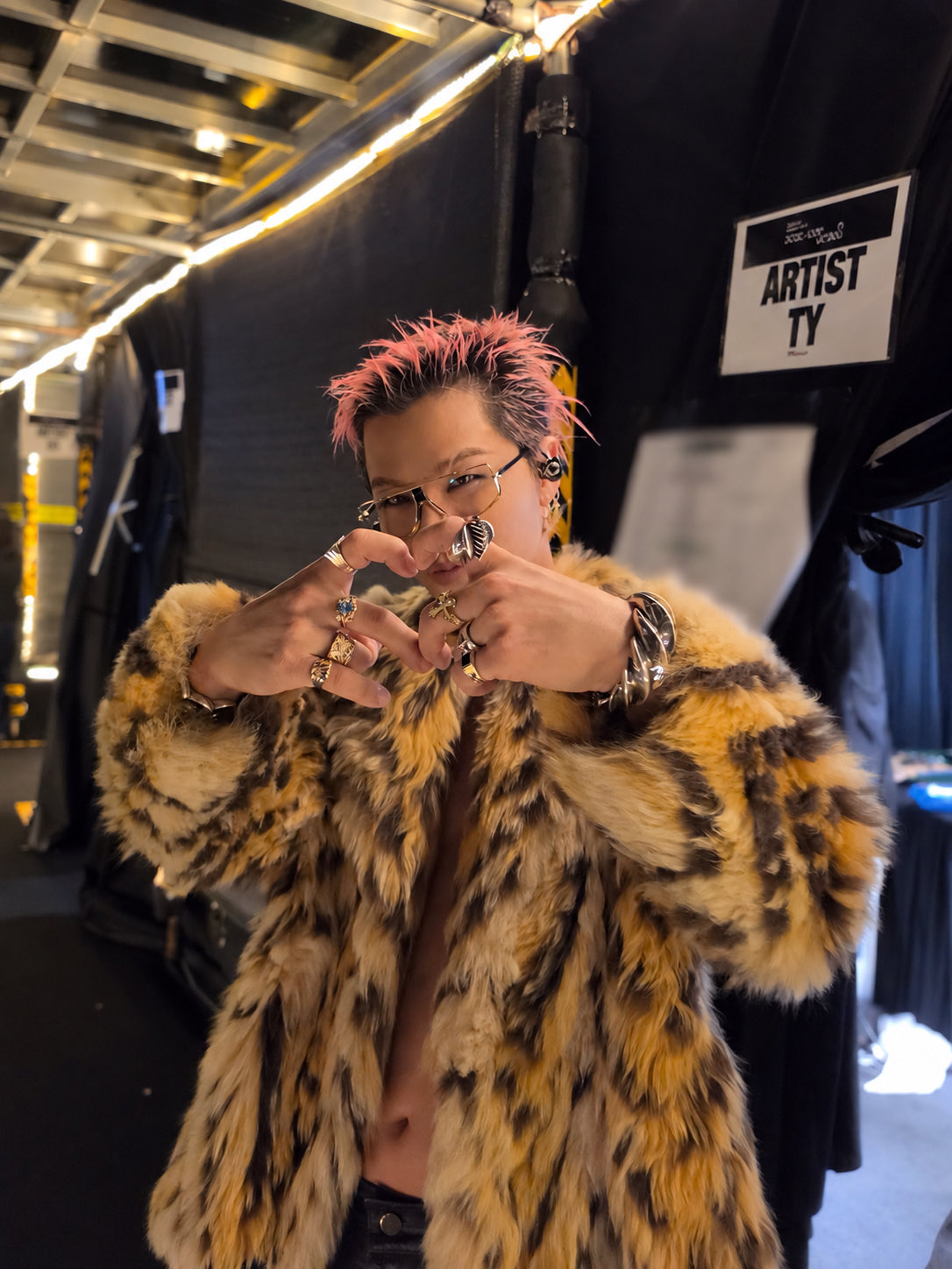 G-Dragon phong c&aacute;ch "b&agrave; ngoại", Daesung vẫy tay ch&agrave;o fan khi về tới kh&aacute;ch sạn, VIP sắp phải tạm biệt BIGBANG rồi sao!- Ảnh 13.