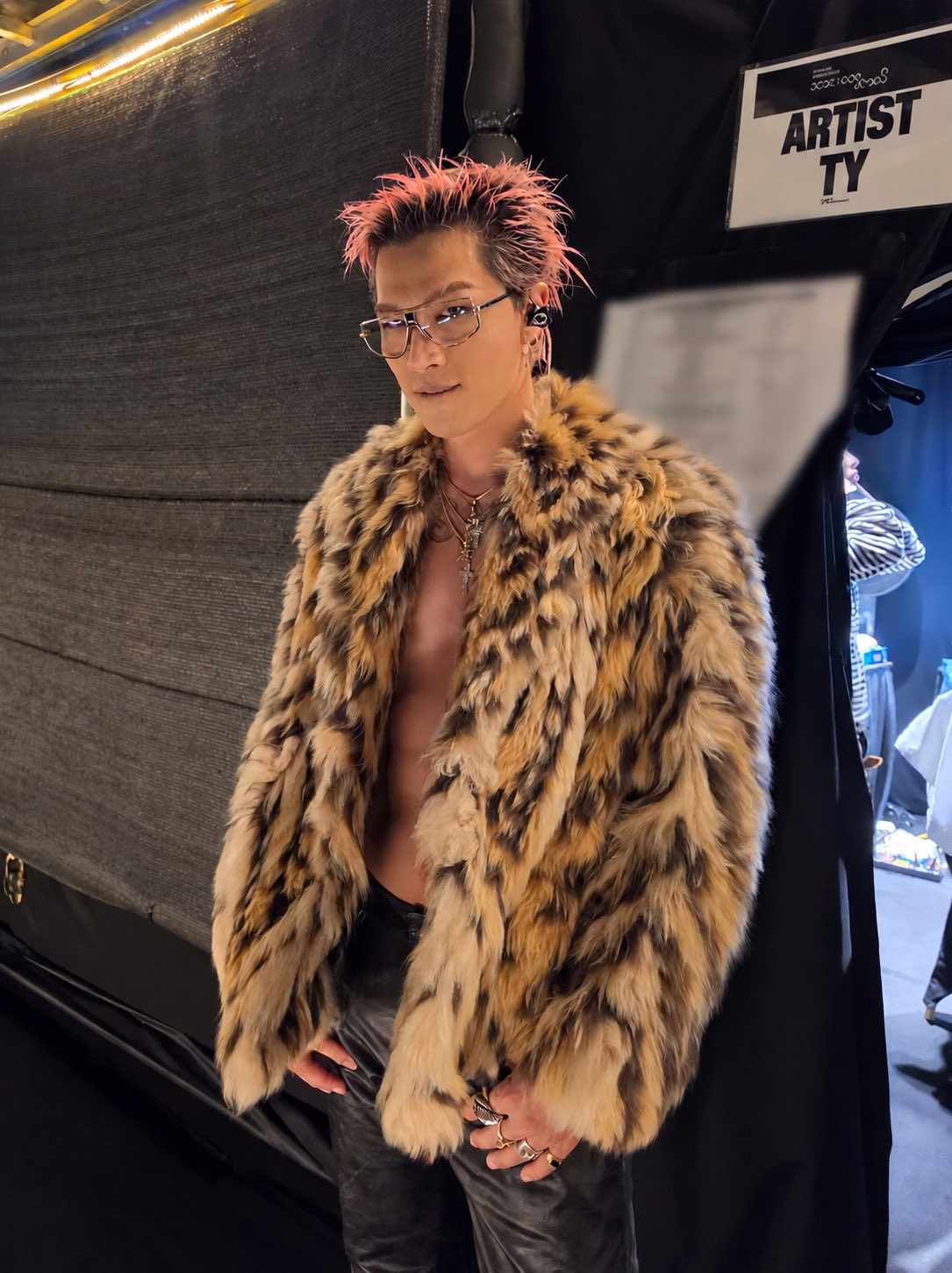 G-Dragon phong c&aacute;ch "b&agrave; ngoại", Daesung vẫy tay ch&agrave;o fan khi về tới kh&aacute;ch sạn, VIP sắp phải tạm biệt BIGBANG rồi sao!- Ảnh 12.