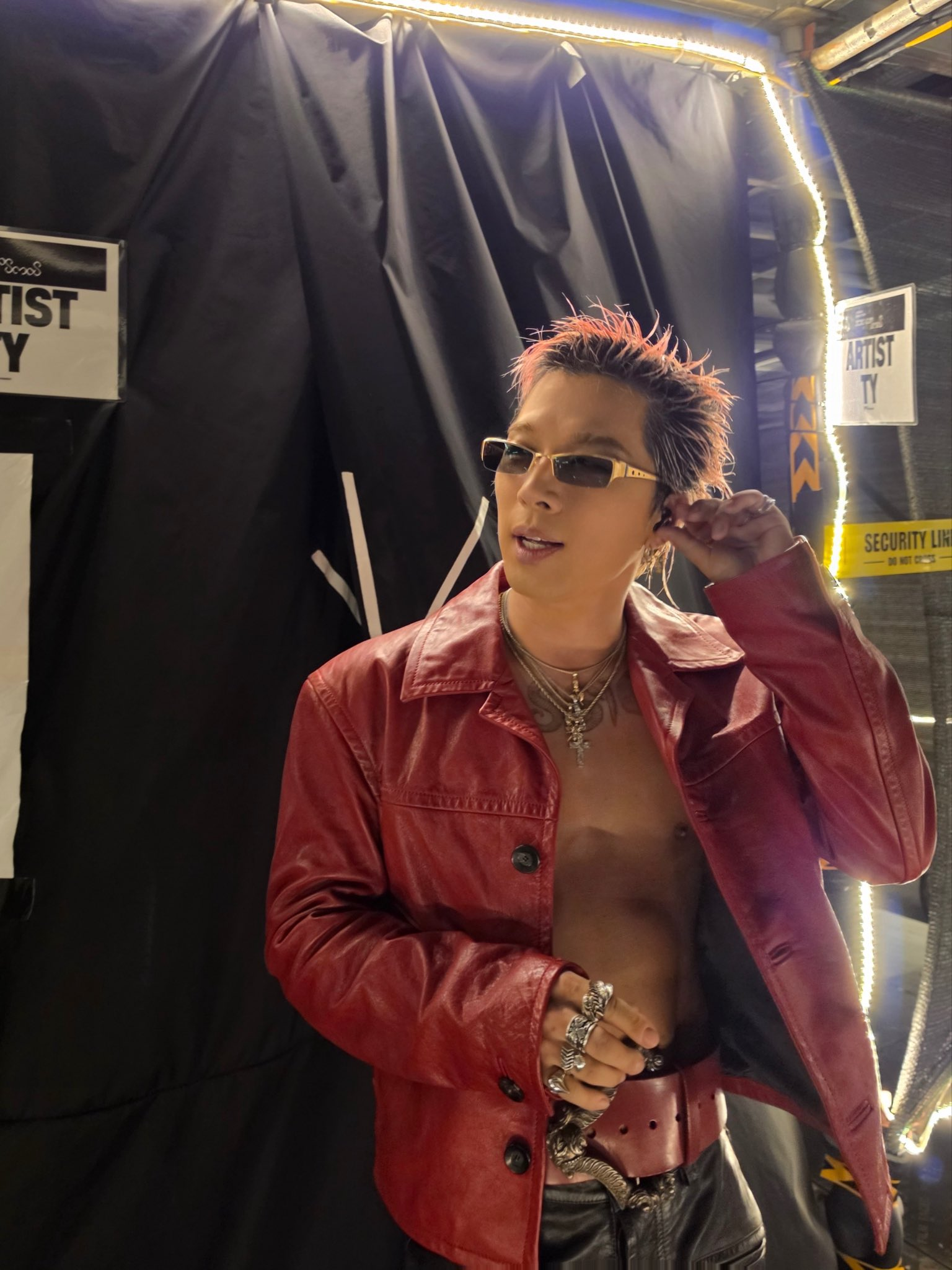 G-Dragon phong c&aacute;ch "b&agrave; ngoại", Daesung vẫy tay ch&agrave;o fan khi về tới kh&aacute;ch sạn, VIP sắp phải tạm biệt BIGBANG rồi sao!- Ảnh 14.