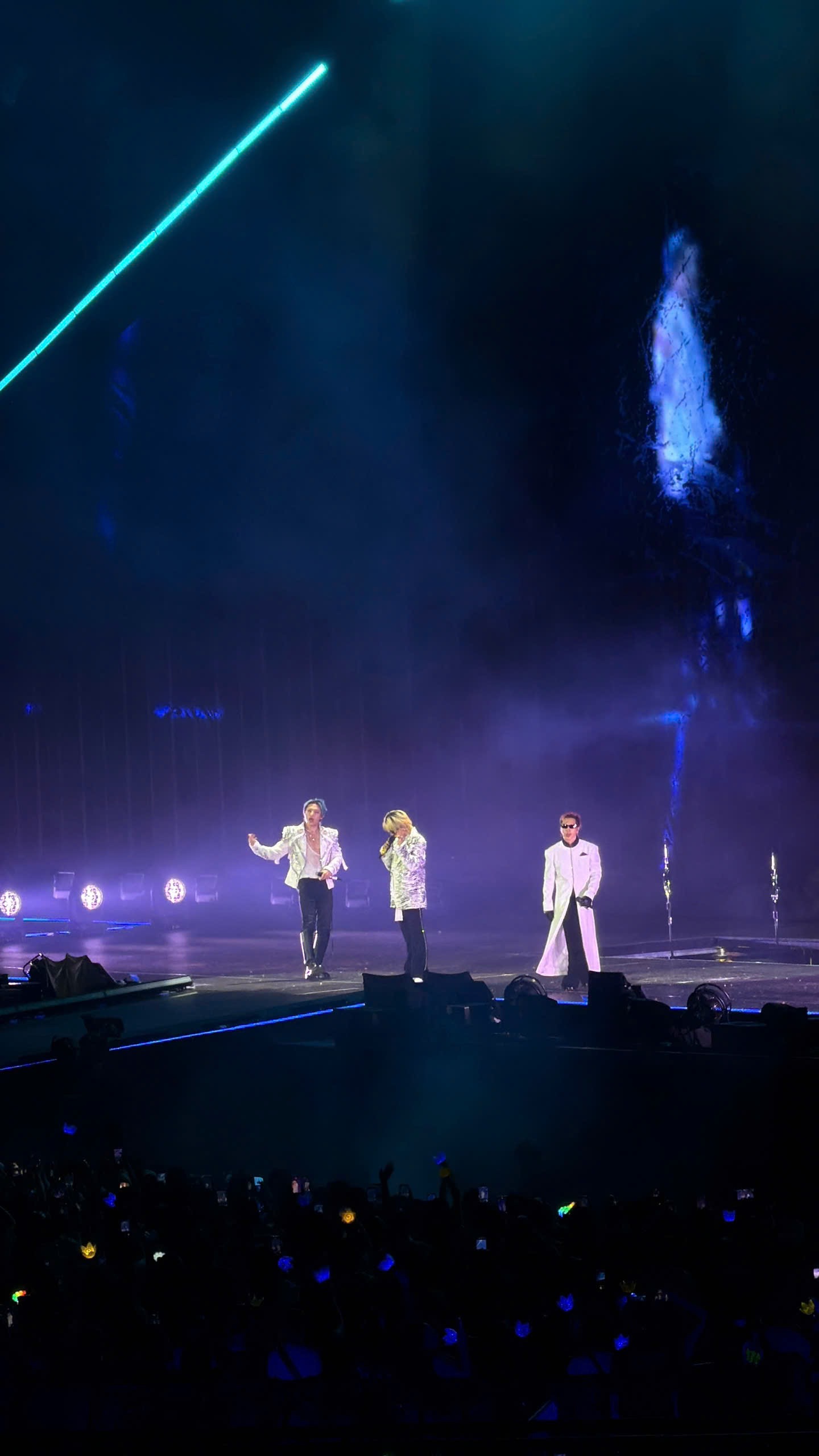 BIGBANG h&eacute;t lớn "H&agrave; Nội ơi", "T&ocirc;i y&ecirc;u c&aacute;c bạn", cuối show kh&ocirc;ng qu&ecirc;n c&uacute;i lạy kh&aacute;n giả- Ảnh 2.