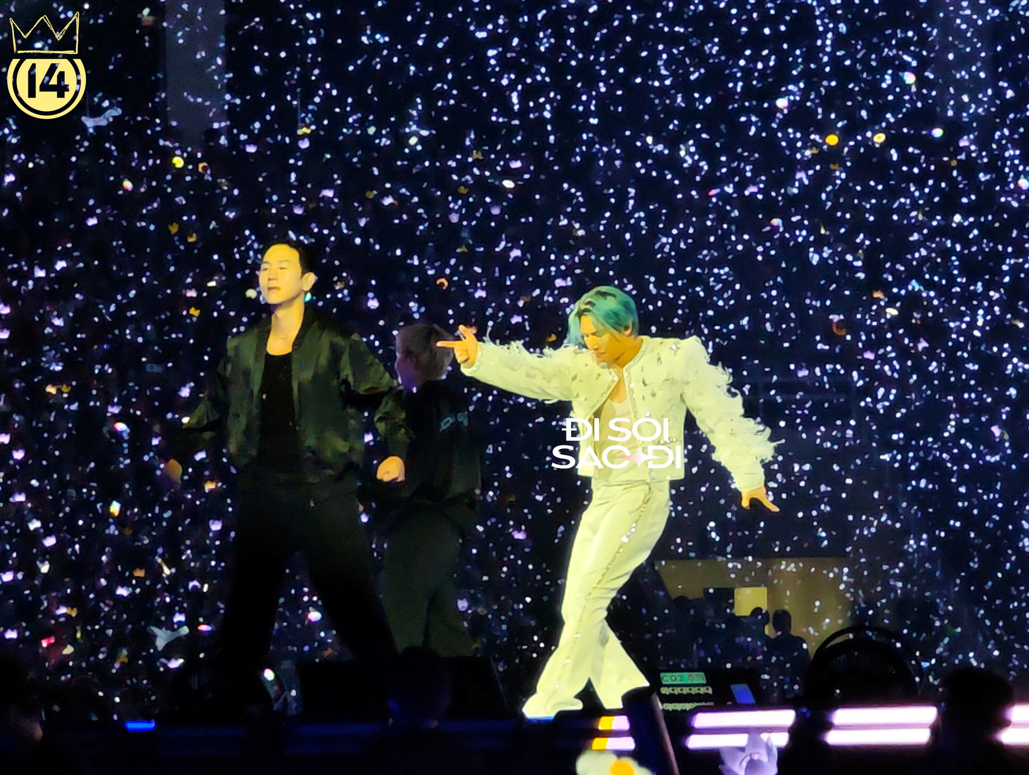 Ch&ugrave;m ảnh n&eacute;t căng: BIGBANG chất v&ocirc; đối, h&ocirc; vang "Việt Nam v&ocirc; địch" v&agrave; quỳ gối cảm ơn h&agrave;ng chục ngh&igrave;n người giữa Mỹ Đ&igrave;nh- Ảnh 24.