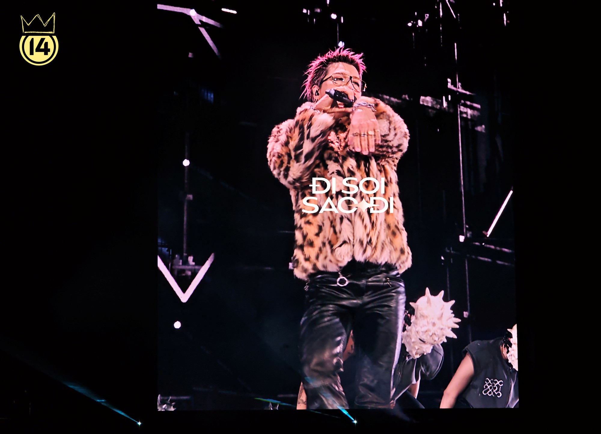 Ch&ugrave;m ảnh n&eacute;t căng: BIGBANG chất v&ocirc; đối, h&ocirc; vang "Việt Nam v&ocirc; địch" v&agrave; quỳ gối cảm ơn h&agrave;ng chục ngh&igrave;n người giữa Mỹ Đ&igrave;nh- Ảnh 16.