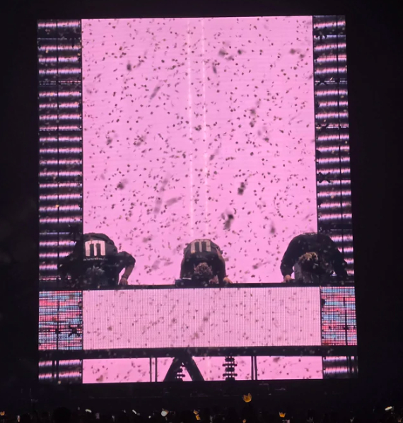BIGBANG h&eacute;t lớn "H&agrave; Nội ơi", "T&ocirc;i y&ecirc;u c&aacute;c bạn", cuối show kh&ocirc;ng qu&ecirc;n c&uacute;i lạy kh&aacute;n giả- Ảnh 7.