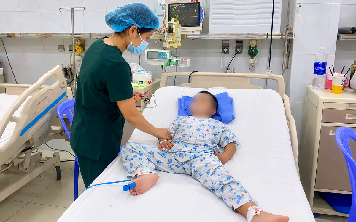 Cảnh b&aacute;o sốt xuất huyết diễn tiến nặng v&agrave; nguy cơ sốc sớm ở trẻ nhỏ - Ảnh 1.