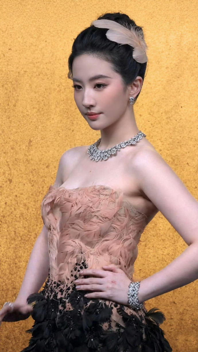 X&ocirc;n xao clip Lưu Diệc Phi sống hai mặt, c&oacute; th&aacute;i độ coi thường đ&agrave;n em g&acirc;y "n&oacute;ng mắt" giữa sự kiện- Ảnh 3.