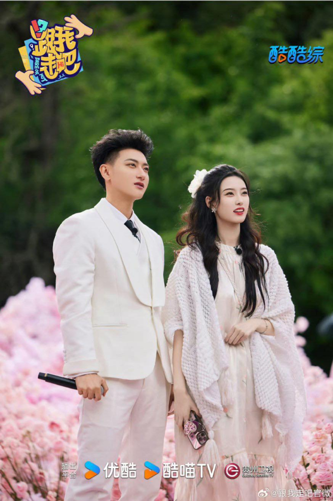 Đang tr&agrave;n lan ảnh n&agrave;ng thơ gen Z bật kh&oacute;c trong nh&agrave; anh sếp showbiz T. khi đang livestream- Ảnh 7.