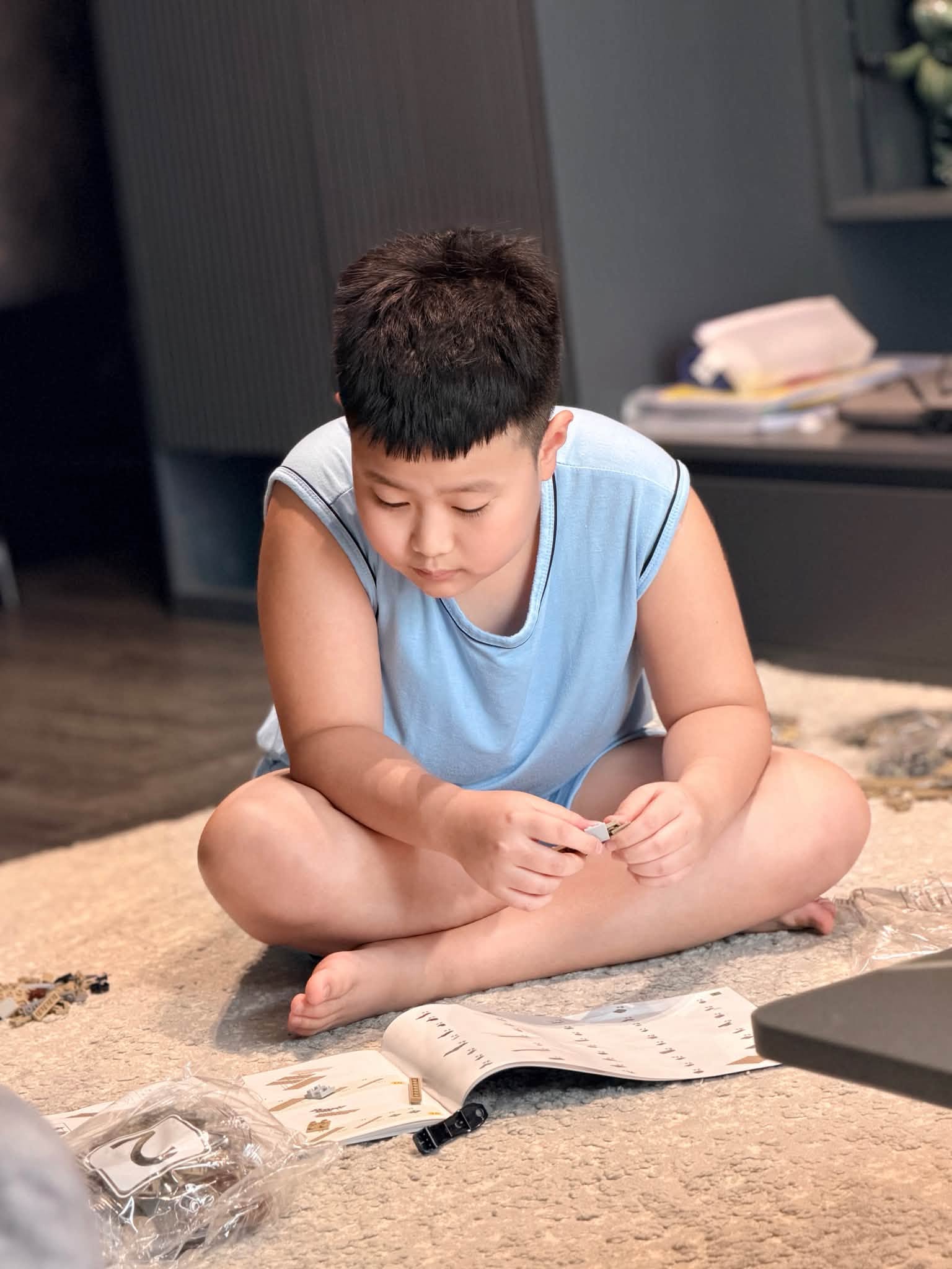 Con trai NSƯT Việt Anh nay đã điển trai chuẩn "tổng tài nhí", không chịu tâm sự khiến mẹ băn khoăn - Ảnh 1.