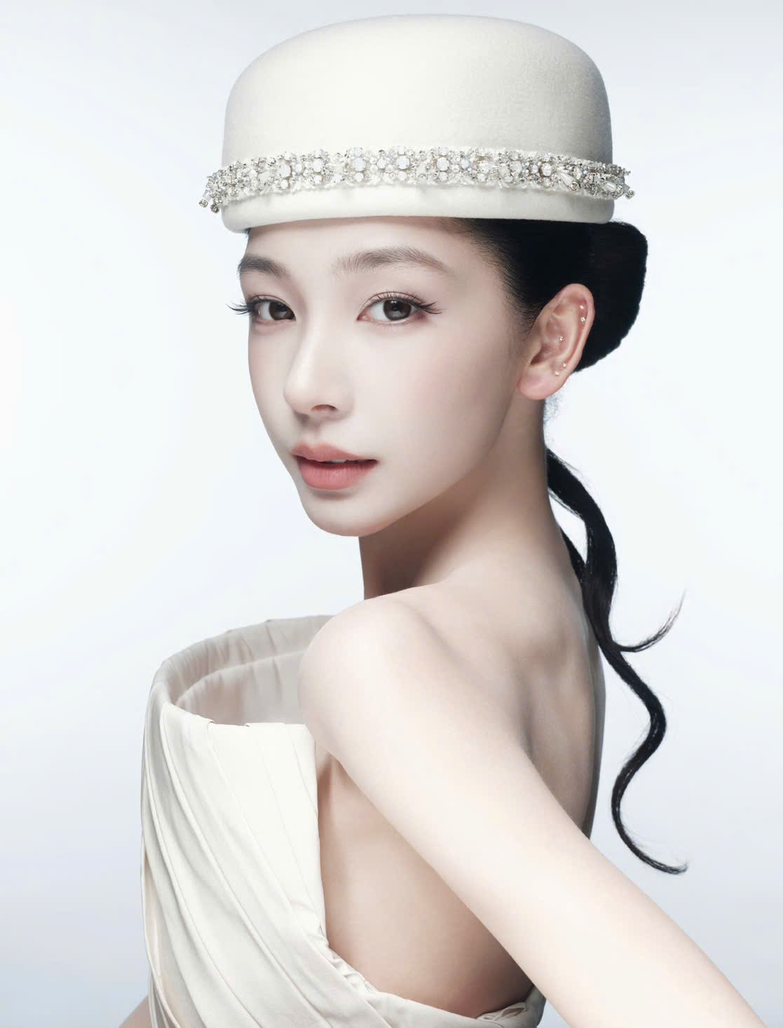 Hot Douyin gầy như bộ xương kh&ocirc; tr&ecirc;n thảm đỏ- Ảnh 4.