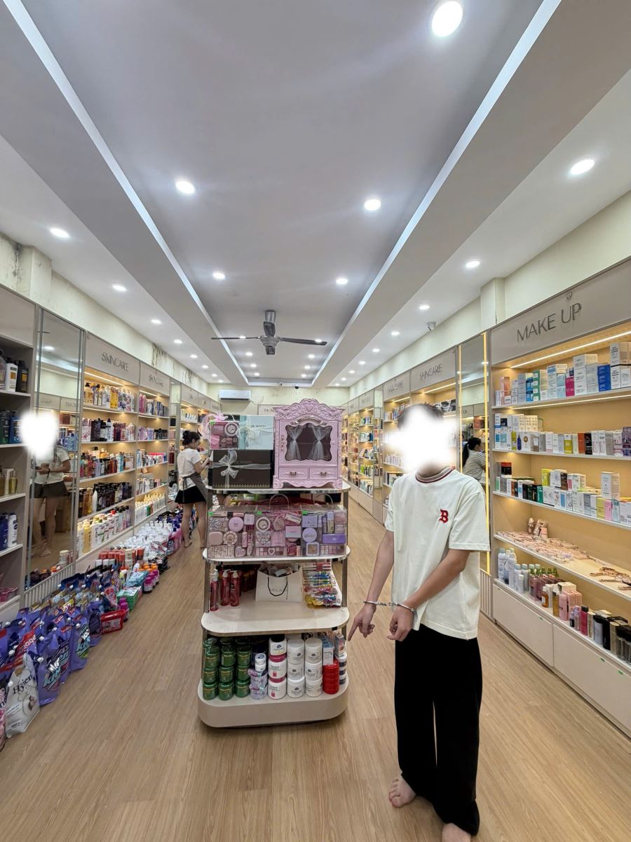 R&agrave; so&aacute;t giao dịch chuyển khoản 22.000.000 đồng trong c&aacute;c ng&agrave;y 3, 10 v&agrave; 19/10 của một cửa h&agrave;ng, c&ocirc;ng an kh&aacute;m x&eacute;t khẩn cấp chỗ ở của thanh ni&ecirc;n SN 2004- Ảnh 1.