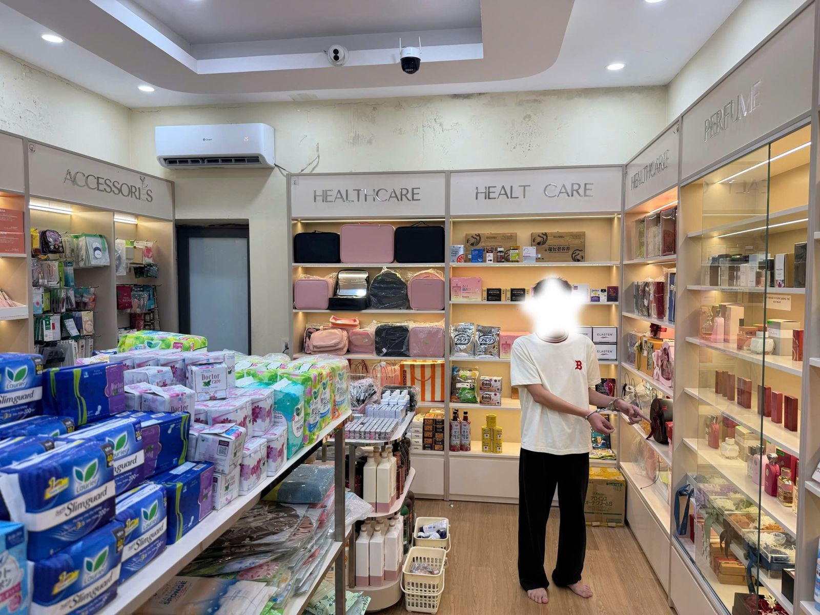 R&agrave; so&aacute;t giao dịch chuyển khoản 22.000.000 đồng trong c&aacute;c ng&agrave;y 3, 10 v&agrave; 19/10 của một cửa h&agrave;ng, c&ocirc;ng an kh&aacute;m x&eacute;t khẩn cấp chỗ ở của thanh ni&ecirc;n SN 2004- Ảnh 2.