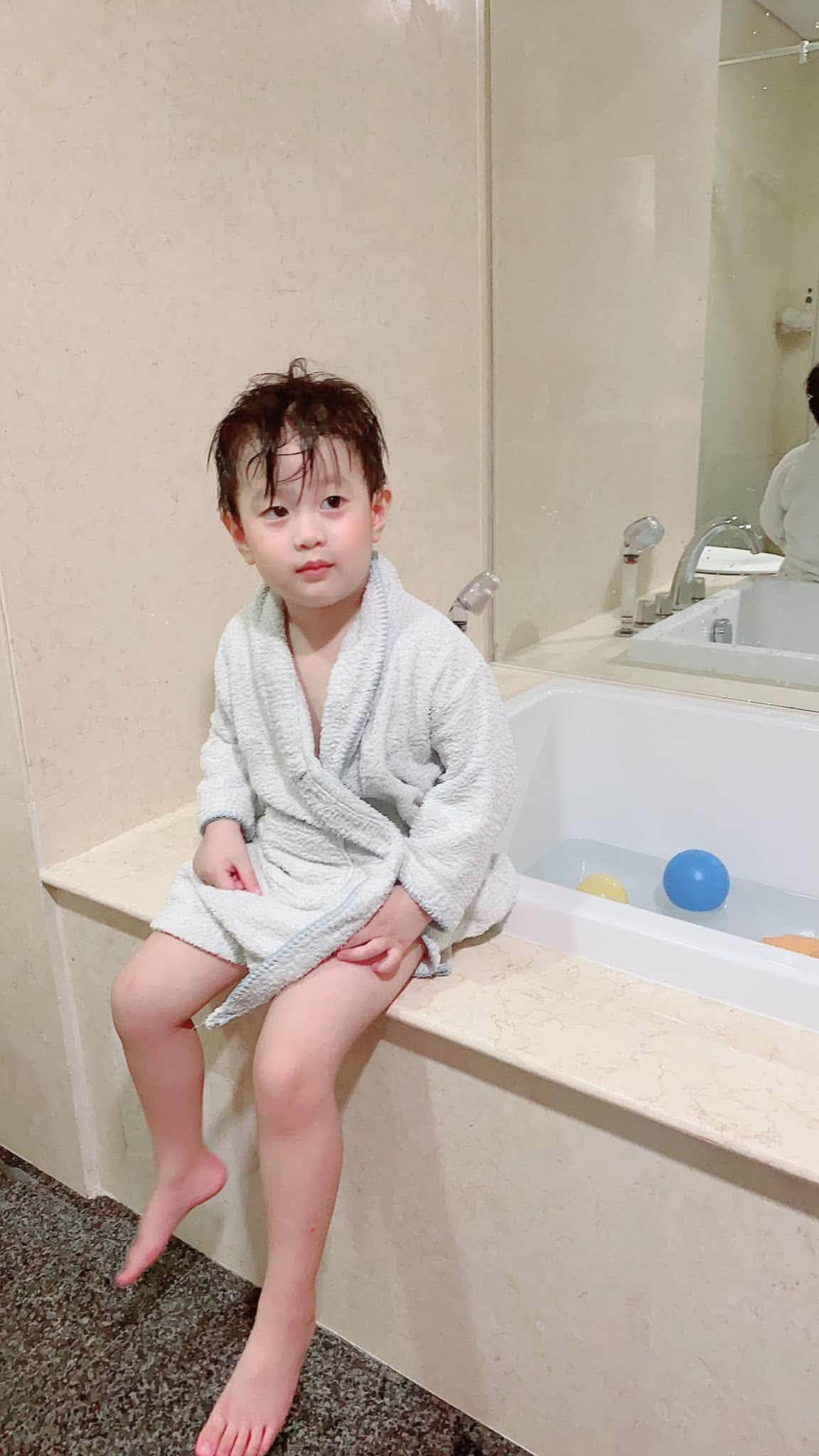 Con trai NSƯT Việt Anh nay đã điển trai chuẩn "tổng tài nhí", không chịu tâm sự khiến mẹ băn khoăn - Ảnh 2.