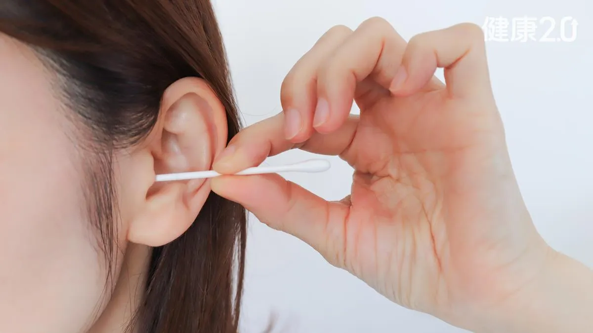 Tai mọc k&iacute;n đốm đen như &ldquo;trứng kiến&rdquo;, b&aacute;c sĩ cũng nổi da g&agrave;: Thủ phạm l&agrave; vật dụng quen thuộc nhiều người d&ugrave;ng chung mỗi ng&agrave;y - Ảnh 3.