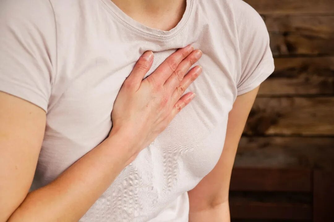 Nữ sinh 22 tuổi ph&aacute;t hiện mắc ung thư v&uacute;, người mẹ bật kh&oacute;c ở bệnh viện, hối hận v&igrave; đ&atilde; l&agrave;m 1 việc - Ảnh 3.