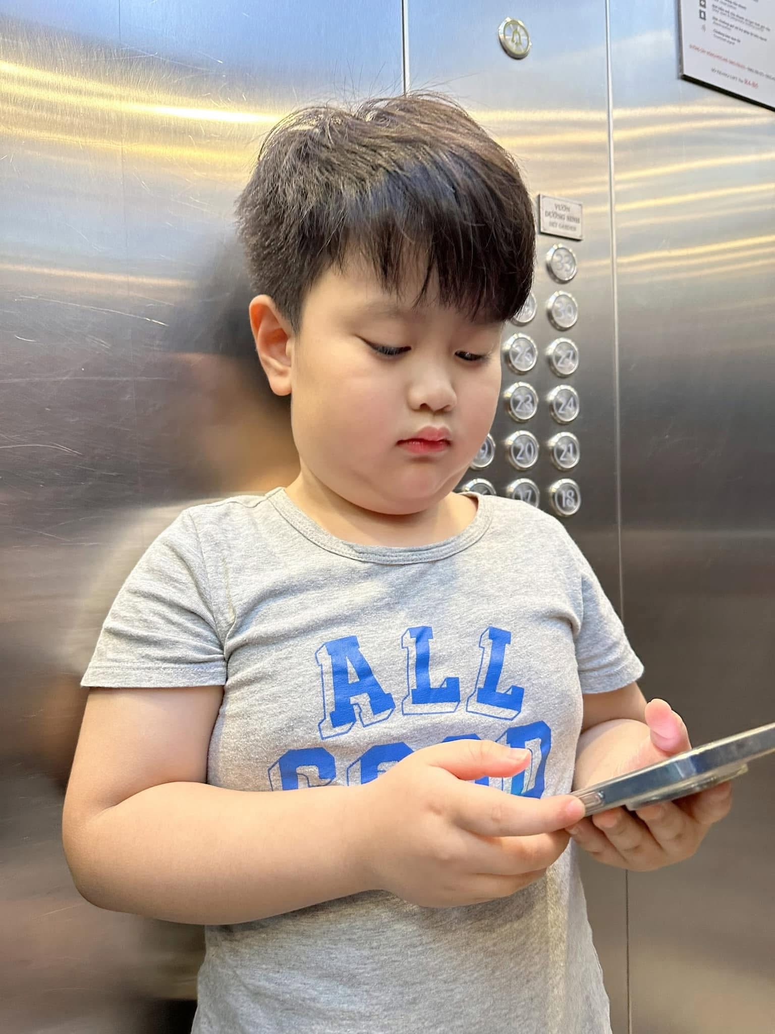 Con trai NSƯT Việt Anh nay đã điển trai chuẩn "tổng tài nhí", không chịu tâm sự khiến mẹ băn khoăn - Ảnh 4.