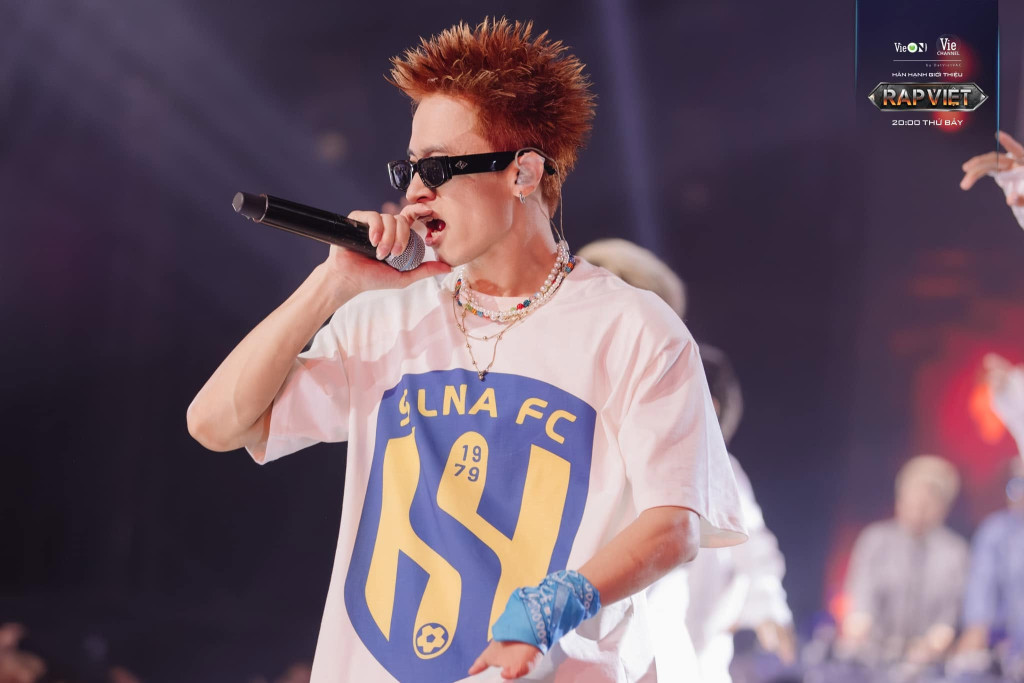 Nam nghệ sĩ SN 1998 qu&ecirc; Nghệ An c&oacute; ca kh&uacute;c tỷ view khiến G-Dragon, BTS m&ecirc; mẩn, thống trị bảng xếp hạng quốc tế- Ảnh 3.