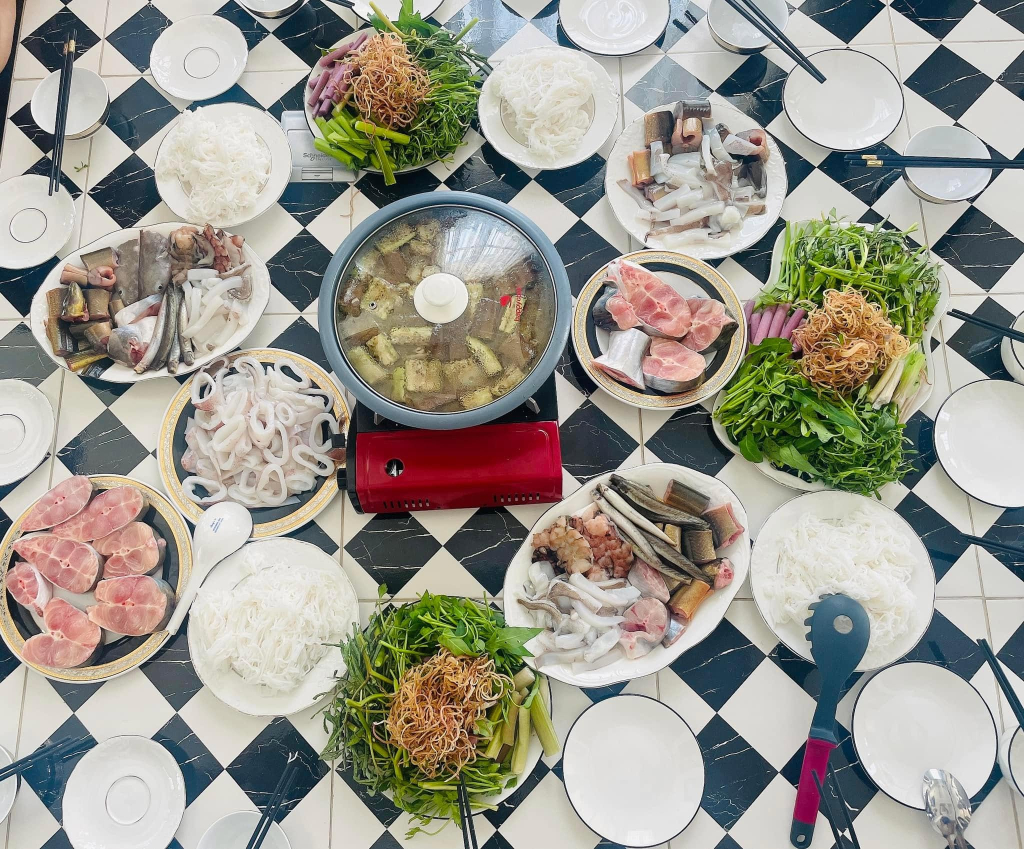 M&acirc;m cơm nh&agrave; của Quốc Trường v&agrave; Ngọc Trinh- Ảnh 7.