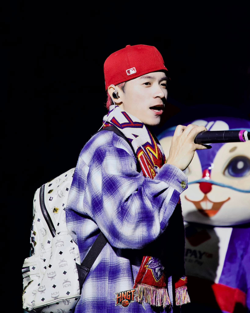 Nam nghệ sĩ SN 1998 qu&ecirc; Nghệ An c&oacute; ca kh&uacute;c tỷ view khiến G-Dragon, BTS m&ecirc; mẩn, thống trị bảng xếp hạng quốc tế- Ảnh 1.