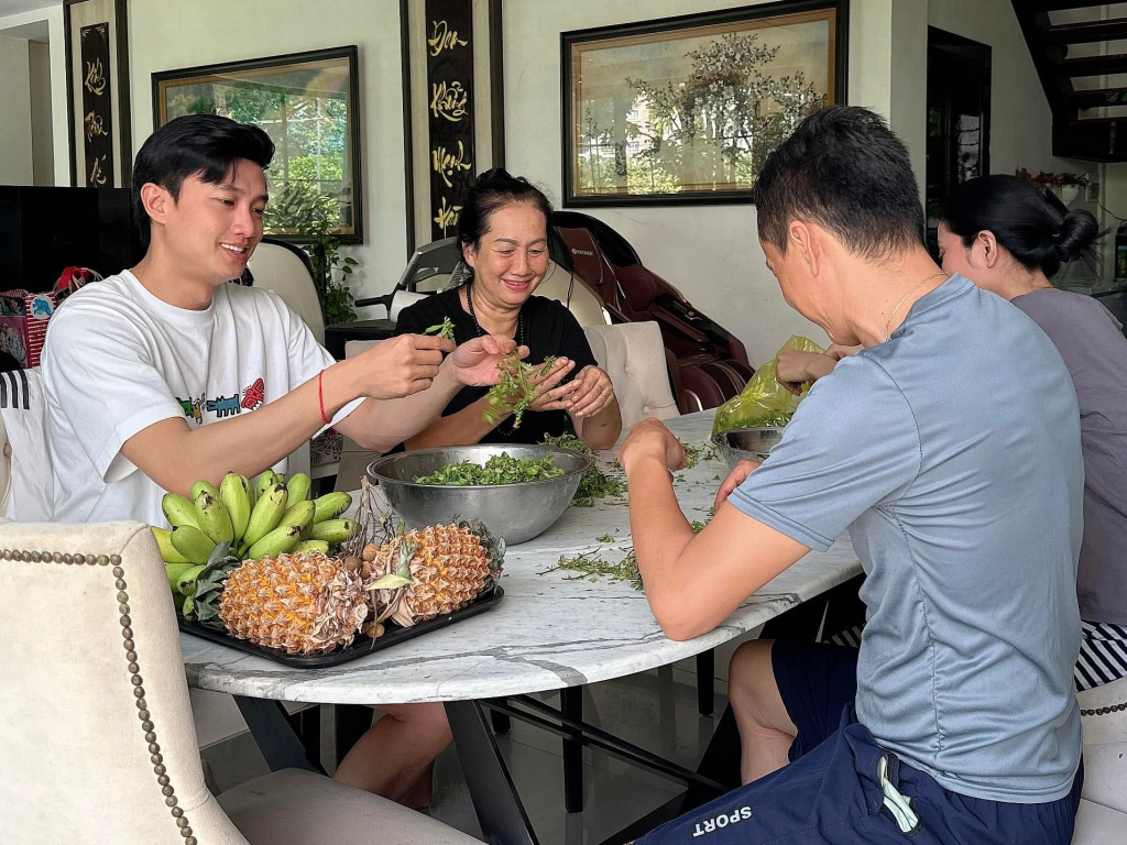 M&acirc;m cơm nh&agrave; của Quốc Trường v&agrave; Ngọc Trinh- Ảnh 9.