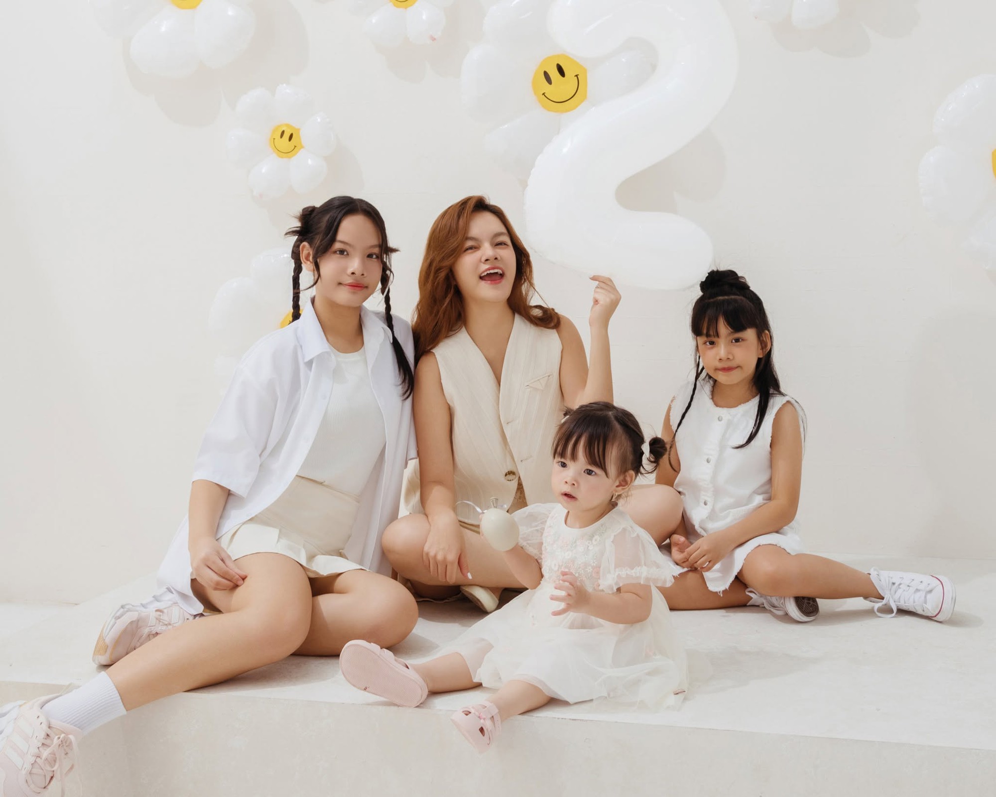 3 con g&aacute;i của Phạm Quỳnh Anh giống mẹ c&ugrave;ng 1 khu&ocirc;n, chị cả nay đ&atilde; cao hơn mẹ, trổ m&atilde; xinh đẹp ai cũng ngỡ ng&agrave;ng- Ảnh 6.