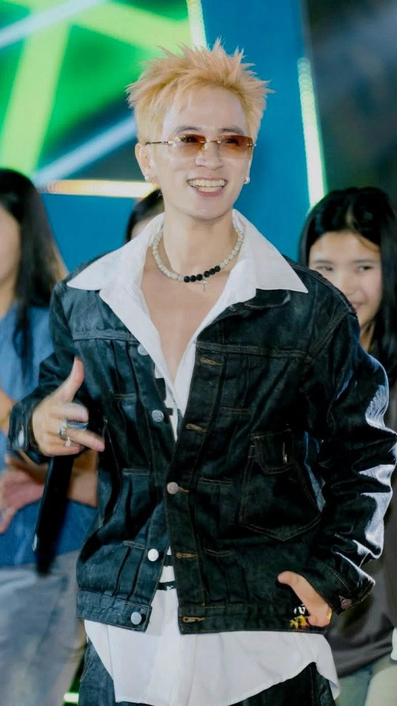 Nam nghệ sĩ SN 1998 qu&ecirc; Nghệ An c&oacute; ca kh&uacute;c tỷ view khiến G-Dragon, BTS m&ecirc; mẩn, thống trị bảng xếp hạng quốc tế- Ảnh 2.