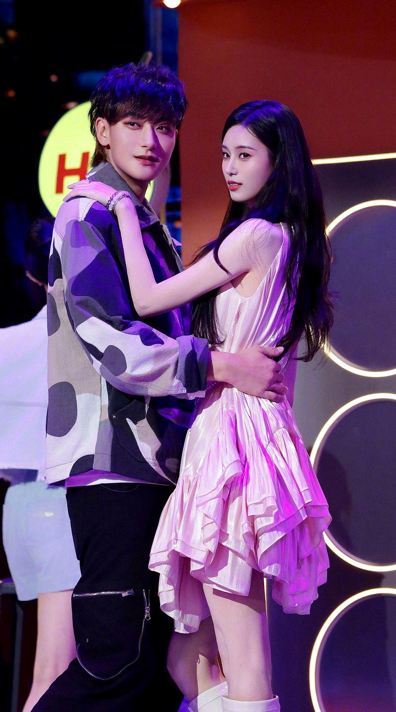 Đang tr&agrave;n lan ảnh n&agrave;ng thơ gen Z bật kh&oacute;c trong nh&agrave; anh sếp showbiz T. khi đang livestream- Ảnh 8.