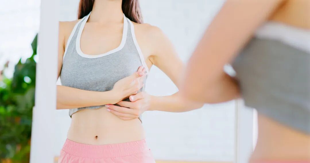 Nữ sinh 22 tuổi ph&aacute;t hiện mắc ung thư v&uacute;, người mẹ bật kh&oacute;c ở bệnh viện, hối hận v&igrave; đ&atilde; l&agrave;m 1 việc - Ảnh 4.
