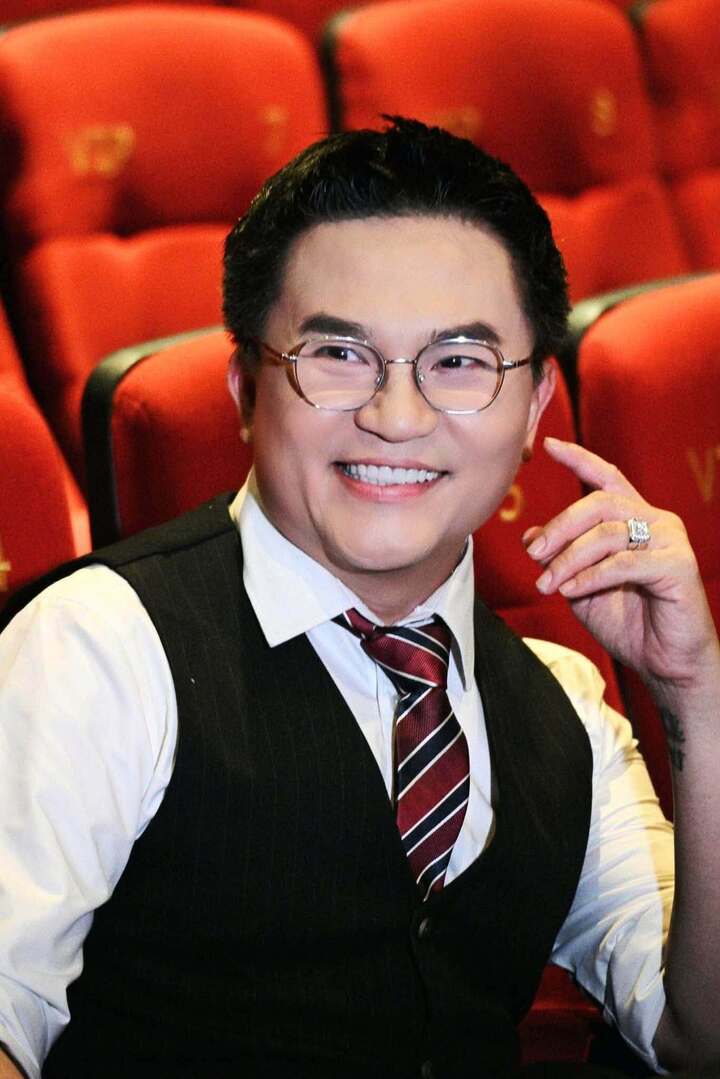 Nam NSƯT đ&oacute;ng phim dẫn đầu ph&ograve;ng v&eacute;: MC đ&igrave;nh đ&aacute;m Vbiz, U50 độc th&acirc;n gi&agrave;u c&oacute;- Ảnh 2.