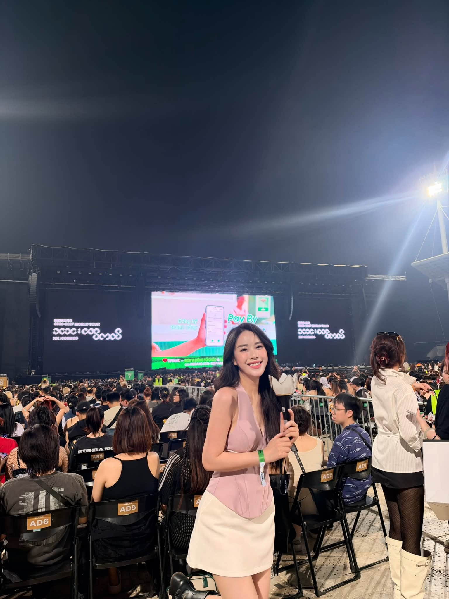 Tổng kết 2 ng&agrave;y 3 "&ocirc;ng ch&uacute;" BIGBANG tại H&agrave; Nội: D&agrave;n mỹ nh&acirc;n vẫn luỵ concert, viết cả t&acirc;m thư - Ảnh 12.